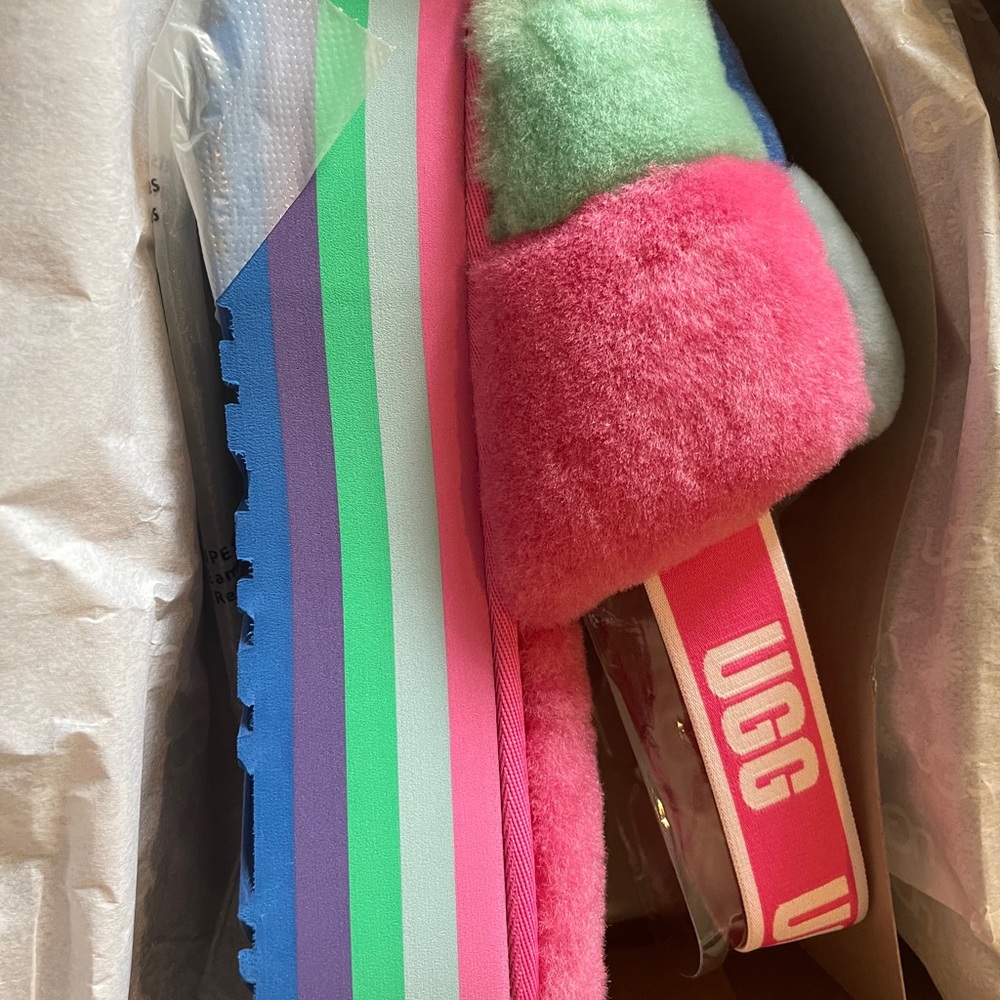 UGG - Picture 2 of 2